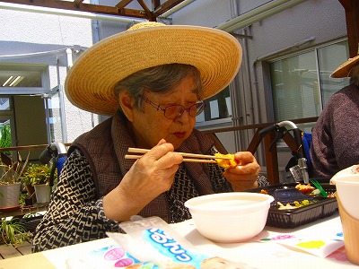 テラスで昼食