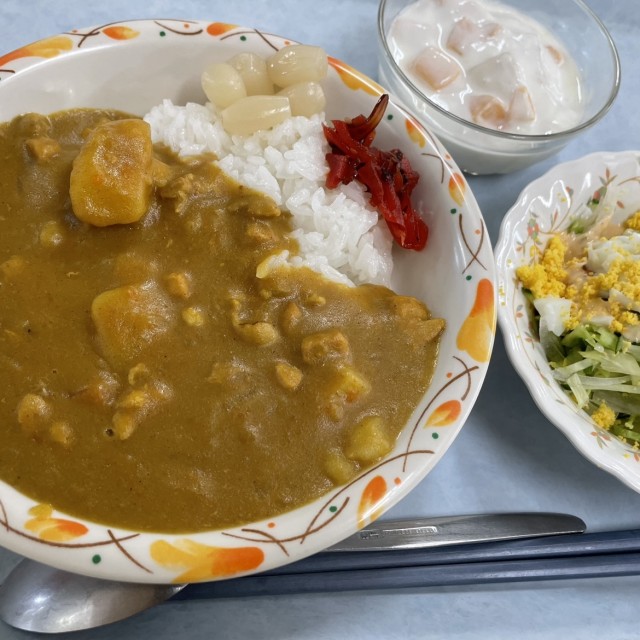 カレー　ミモザサラダ　ヨーグルト