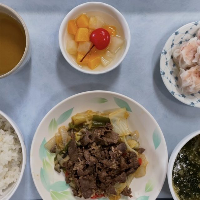 【本日の昼食】スタミナ満点！焼肉風炒めとカニ入りシュウマイ