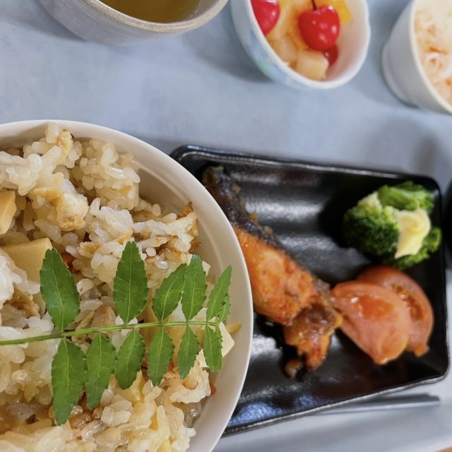 筍ご飯  鮭の西京焼き トマト・ブロッコリー すまし汁 果物