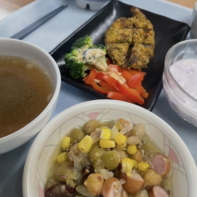 本日の献立：スパイス香る「鯵のカレーパン粉焼き」