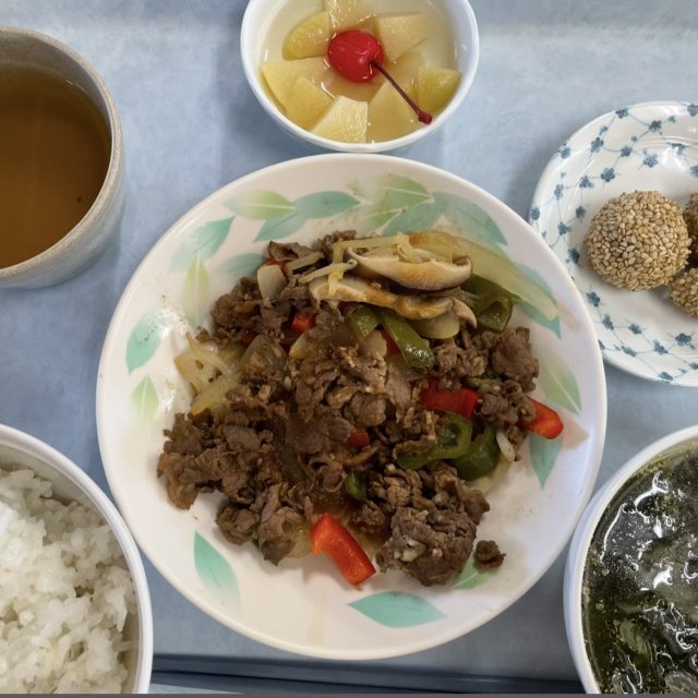 今日のお昼ご飯は…みんな大好き「焼肉風炒め」！