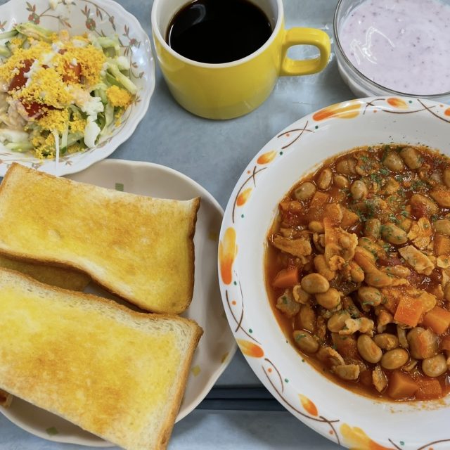 今日のお昼ごはんは「ポークビーンズ」！栄養満点メニューのご紹介