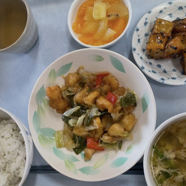 今日の昼食も、彩りが良く栄養バランスの取れた献立です