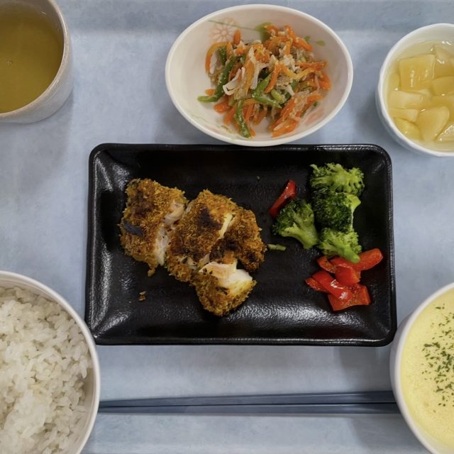 本日の昼食:香ばしい「鯵のパン粉焼き」と彩り豊かなお膳
